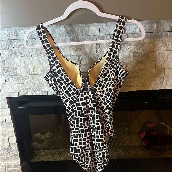 Miraclesuit Black and White Patterned one piece Swimsuit size 10 - Picture 5 of 9